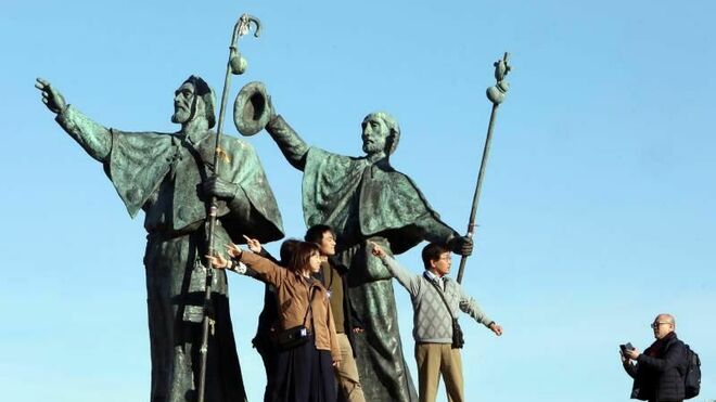 Un grupo de peregrinos se fotografía en el Monte do Gozo