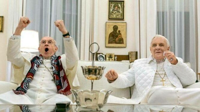 Bergoglio y Ratzinger viendo el fútbol en 'Los dos papas'