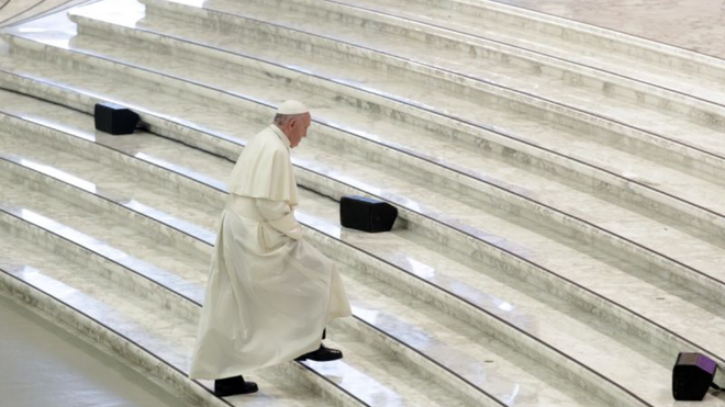 Papa sube escaleras