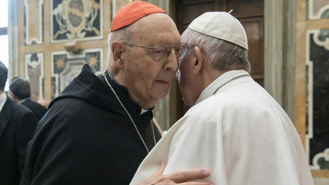 El fallecido cardenal Prosper Grech conversa con Francisco