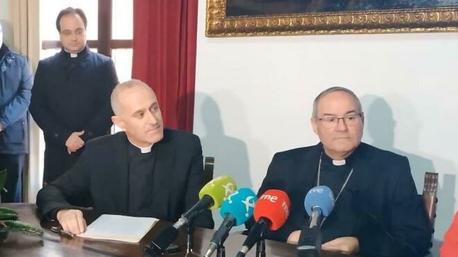 El recién nombrado arzobispo, Francisco Cerro, en la rueda de prensa que ofreció el pasado 27 de diciembre, rodeado de sus colaboradores de confianza