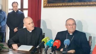 El recién nombrado arzobispo, Francisco Cerro, en la rueda de prensa que ofreció el pasado 27 de diciembre, rodeado de sus colaboradores de confianza