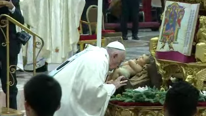 El Papa besa al Niño Jesús