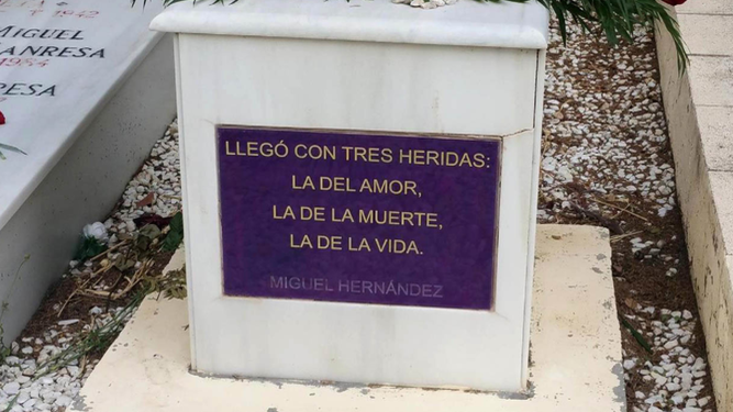 Junto a la tumba del poeta M. Hernández en el cementerio de Alicante