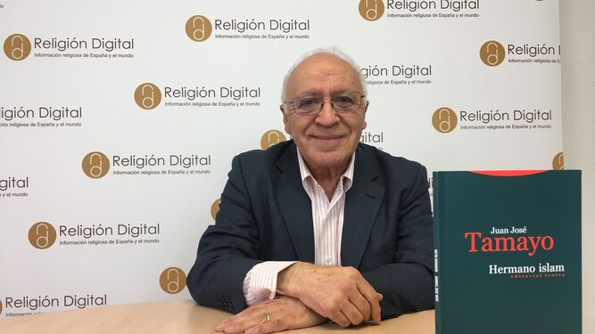 Juan José Tamayo, teólogo, junto a su nueva publicación, 'Hermano islam'