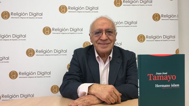 Juan José Tamayo, teólogo, junto a su nueva publicación, 'Hermano islam'