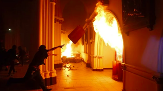 Manifestantes incendian la iglesia de los carabineros de Chile
