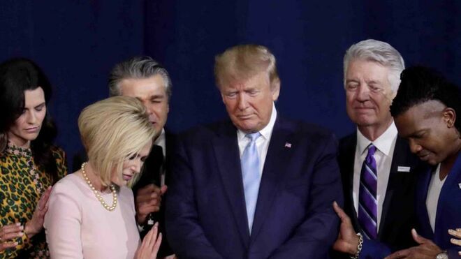 Paula White (de rosa) y Trump rezan con líderes evangélicos