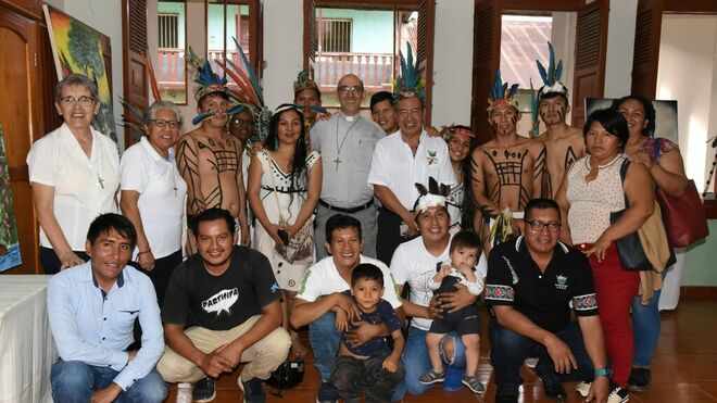 Foto colectiva al final de la muestra de obras artísticas del pueblo Arakbut. Foto GOREMAD