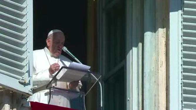 Francisco, durante el rezo del Angelus