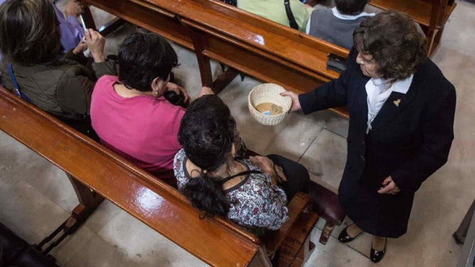 Colecta durante una misa