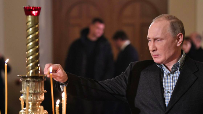 Putin dentro de una iglesia ortodoxa