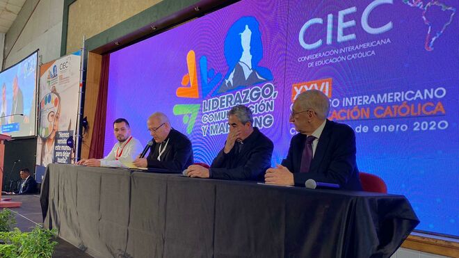 El nuncio y el presidente del Episcopado chileno, durante la inauguración del Congreso