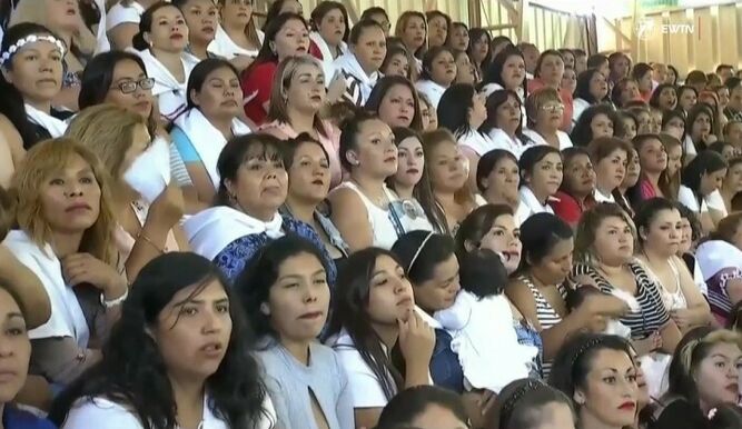 reclusas escuchan las palabras de Janeth durante la visita del Papa