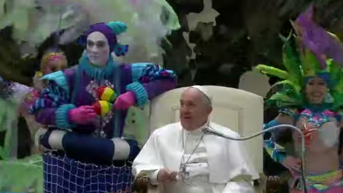 Sesión de circo para el Papa