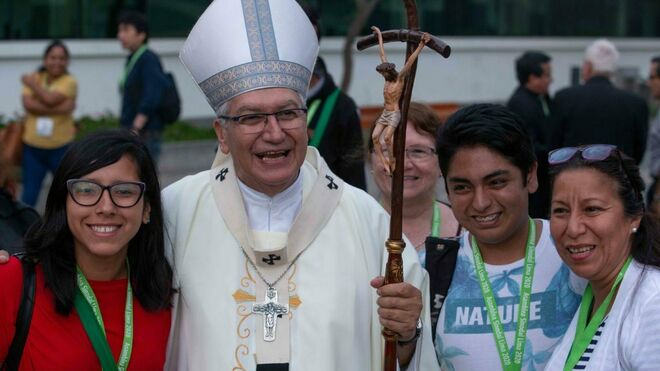 Monseñor Castillo acompañado de unos jóvenes tras la Eucaristía de acción de gracias