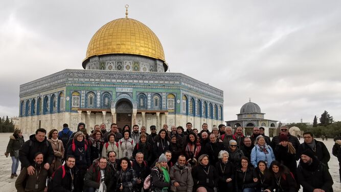 Foto de grupo ante la mezquita sagrada