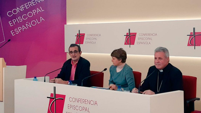 Monseñor Iceta y el matrimonio Oriol