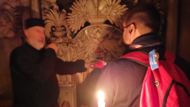 En el interior del Santo Sepulcro
