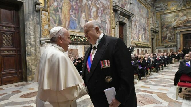 Saludando al cuerpo diplomático en el Vaticano