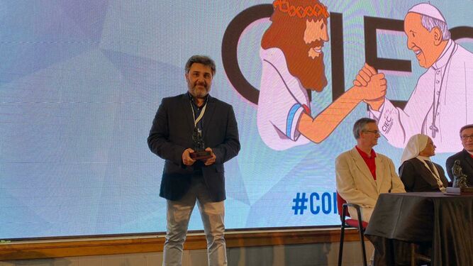 Juan Pedro Castellano, de la Fundación Edelvives, con el premio Jesús Maestro