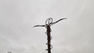 Cruz de hierro franciscana que recuerda el episodio bíblico de  Moisés y la serpiente