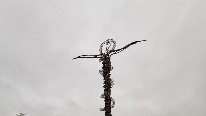 Cruz de hierro que recuerda el paisaje bíblico de Moisés y la serpiente en el monte Nebo