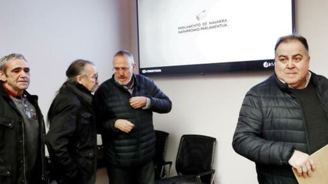 Representantes de la asociación de niños y niñas abusados, en el Parlamento de Navarra