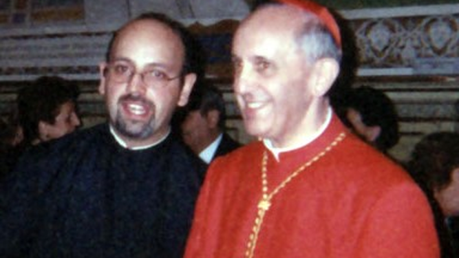 Francisco con su tío, cuando aún era el padre Bergoglio