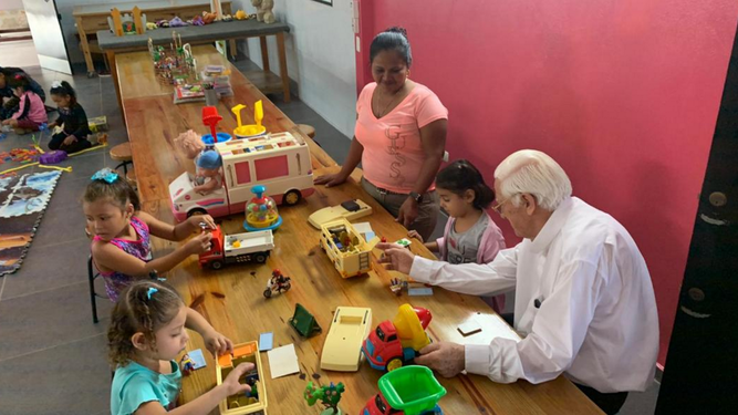 El padre Ángel juega con menores en uno de los proyectos visitados