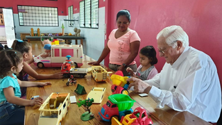 El fundador y presidente de Mensajeros, en uno de los proyectos de San Pedro Sula