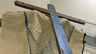 La Cruz de Lampedusa fue construida con tablas de una barcaza de personas migrantes que naufragó en octubre de 2013 frente a la costa italiana