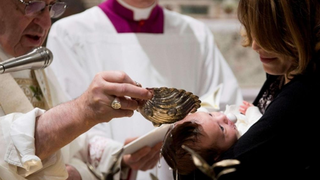 El Papa bautiza en la Sixtina