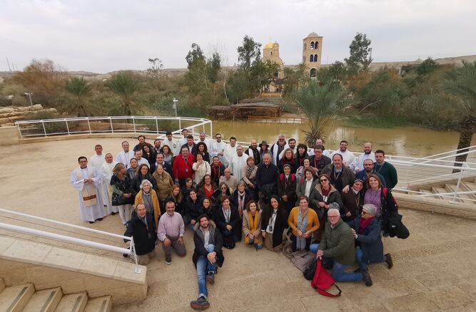 Foto de grupo en la zona del bautismo del Señor