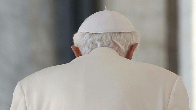 Benedicto, de espaldas