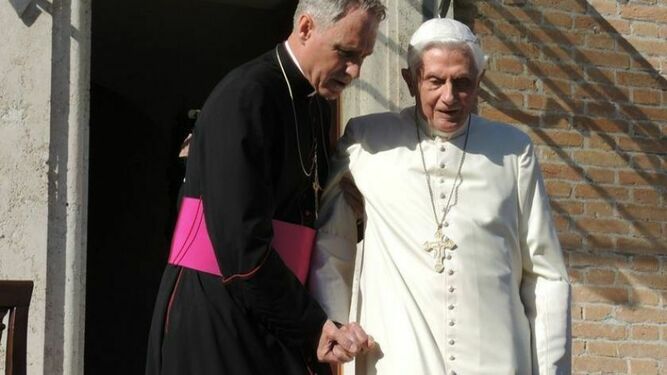 Gaenswein, con Benedicto