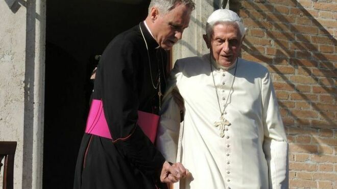 Gaenswein, con Benedicto