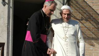Gaenswein, con Benedicto