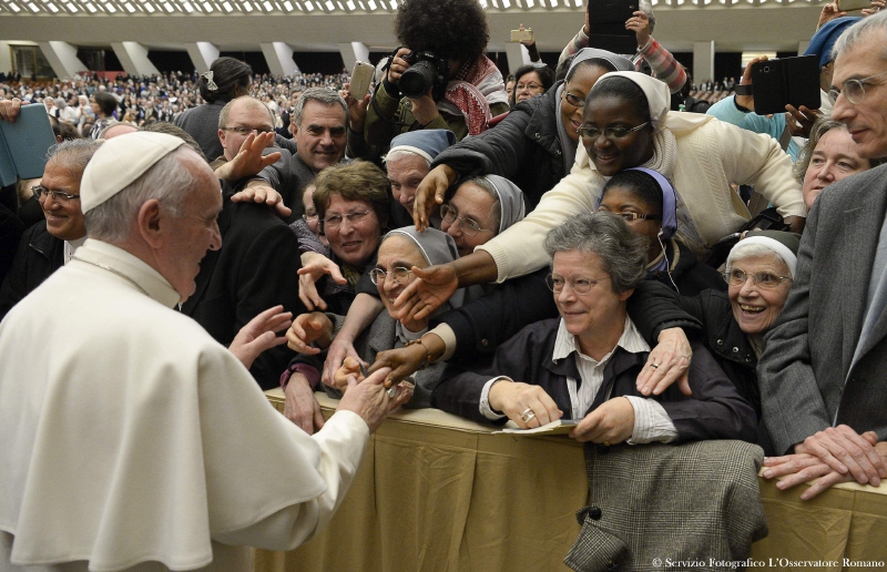 El Papa Francisco saluda a un grupo de religiosas