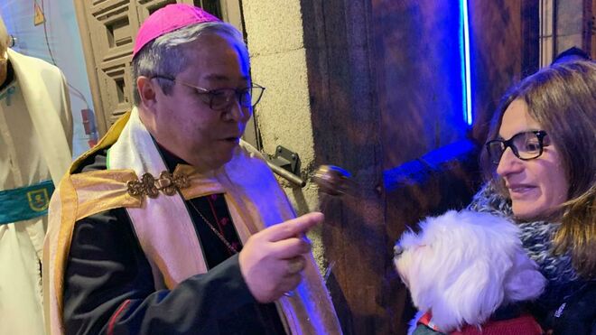 Auza bendiciendo a un perro en san Antón