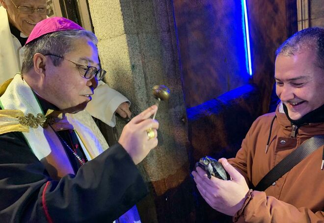 Auza, bendiciendo a una tortuga en San Antón