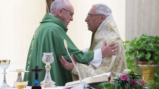 Abrazo entre el Papa de Roma y el Patriarca de los Melquitas