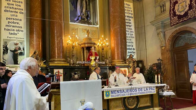 El padre Ángel, junto al Nuncio Auza