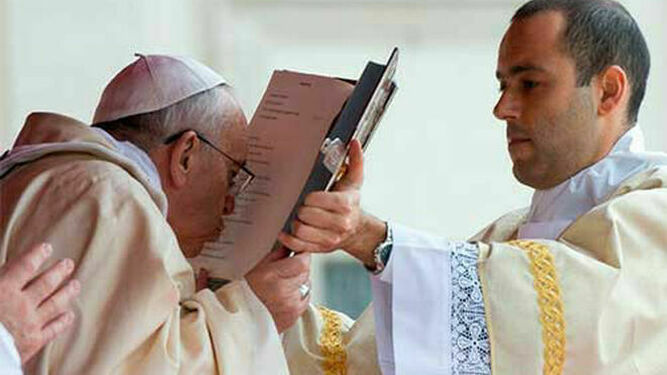 El Papa regalará ejemplares de la Biblia a refugiados, periodistas y pobres