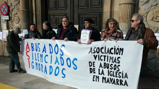 Protesta de las víctimas ante la sede del Arzobispado de Pamplona