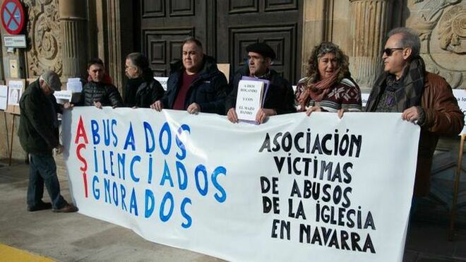 Protesta de las víctimas ante la sede del Arzobispado de Pamplona