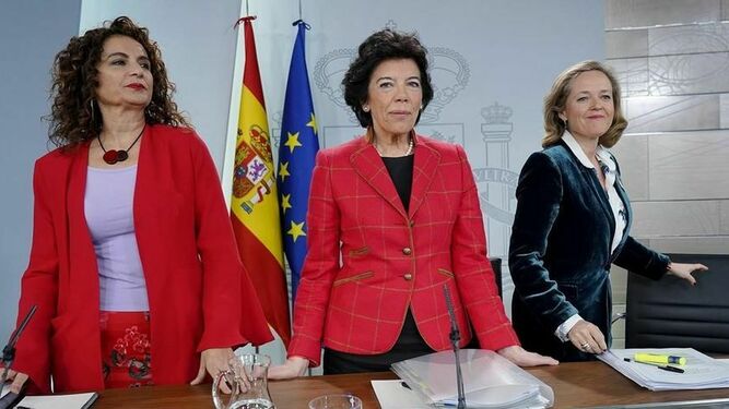 La ministra Celaá entre otras dos ministras del nuevo ejecutivo