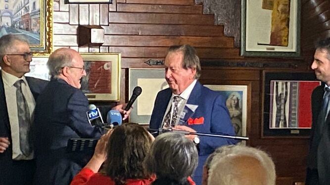 Juan Antonio Monroy entregó el premio a José Luis Villacañas