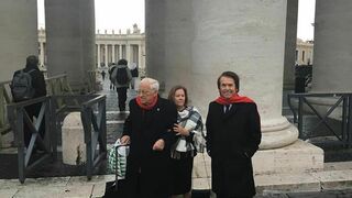 Raphael y Natalia Figueroa, con el padre Ángel