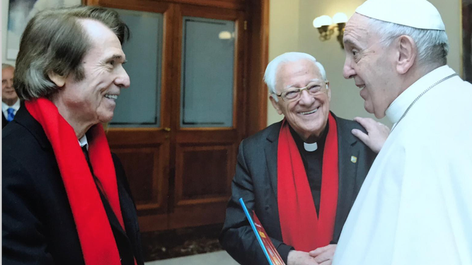 El Papa saluda al Padre Ángel y a Raphael